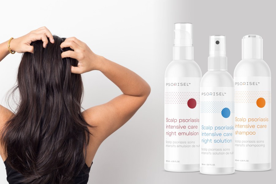 Kobieta przeczesuje dłońmi piękne, długie, kasztanowe włosy. Obok opakowania kosmetyków Psorisel.